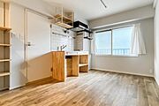 【リビング】カントリーナチュラルな明るい室内デザイン。北東角住戸で陽当り良好！