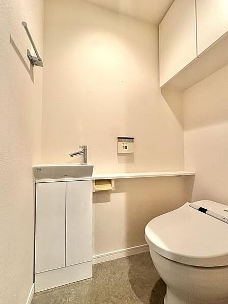 【トイレ】トイレ上部にはトイレットペーパーやタオルが置ける棚が設置されております。