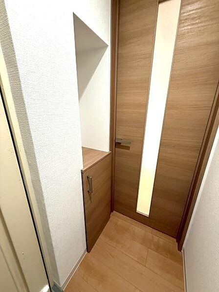 【玄関】シューズボックス付きの玄関で、靴をすっきり収納できます。棚にはお気に入りの小物や観葉植物などを飾ることもでき、インテリアの幅が広がります。