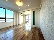 【リビング】約8.5帖のリビングルーム。洋室のドアを開ければ、約12.5帖のLDKとしても利用できます。