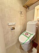 【トイレ】上部に収納スペースがあり使いやすいトイレです。