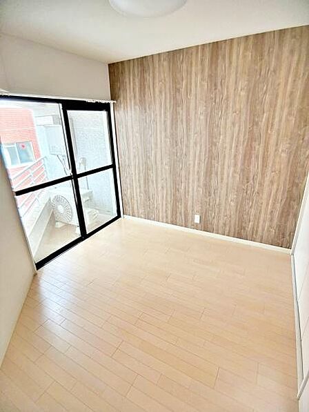 【洋室】バルコニーに出入り可能な洋室。窓から陽光が差し込み、明るい空間です。※ＡＩ加工済：残置物を消去し、一部構造が実際と異なる場合があります。