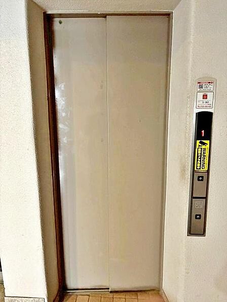 【エントランス】エレベーター付で重い荷物を持っていても安心。