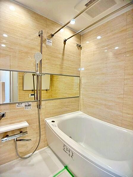 【浴室】淡いベージュの浴室パネルを採用した、落ち着いた雰囲気のバスルーム。浴槽は足を伸ばして入浴しやすい広さがあります。