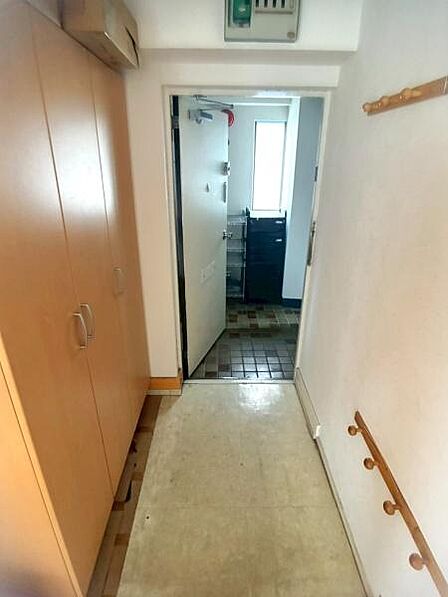 【玄関】シューズボックス付きで靴が収納でき、玄関回りをすっきりと見せることができます。