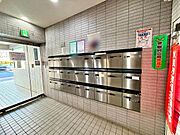 【エントランス】集合ポストが配置されたエントランス