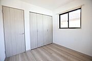 明るい日差しが差し込む洋室です。シンプルな内装で使いやすい空間です。クローゼットが設けられており収納力も確保されています。
