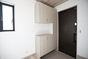 明るさを感じる玄関スペースです。シンプルなデザインの収納が機能的です。窓があり自然光が差し込みます。落ち着いた色合いの扉も魅力です。