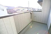 日当たりの良いバルコニーで開放感が感じられます。しっかりとした壁面でプライバシーもしっかり守れます。洗濯物干しなど多用途に利用できそうです。