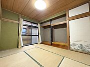 広々とした和室は畳の心地よい香りが広がります。大きな窓から明るい光が差し込み部屋全体が開放的な印象です。床の間や障子が和の落ち着いた雰囲気を感じさせます。