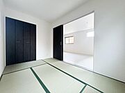 シンプルなデザインの和室が落ち着いた雰囲気を演出しています。収納スペースも充実しておりお部屋がすっきりと使えます。隣室との間仕切りは引き戸仕様で使い勝手が良いです。