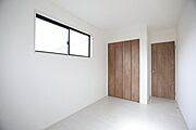 シンプルで明るい約5.5帖の洋室。ナチュラルな床材が空間をすっきりと見せています。収納スペースが備わっており使い勝手に配慮されています。