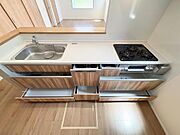 シンプルで使いやすいデザインのキッチンです。豊富な引き出し収納があり整理しやすいです。ガスコンロとシンクが効率よく配置されています。