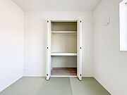 シンプルなデザインの和室が落ち着いた空間を演出します。収納スペースも幅広く使いやすさに配慮されています。光が差し込む明るいお部屋で清潔感があります。畳の風合いが心地よさを引き立てます。