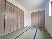 和室に大きな収納スペースが備わっており整理整頓しやすい設計です。スライド式の扉が使いやすく空間を広く活用できます。窓からは自然光が入り室内が明るい印象です。シンプルな内装で様々な用途に対応可能です。