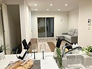 掃き出し窓にはシャッター雨戸が備え付け。外からは開かない防犯仕様です。もちろん台風が来ても安心です。