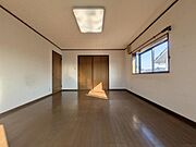 広々とした洋室で床や建具のカラーが落ち着いた雰囲気を演出しています。