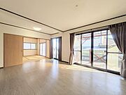 明るい光が差し込むリビングは開放的な空間が広がっています。大きな窓からは外の景色を楽しめ通風も良好です。隣接する和室はスライドドアで仕切れるため使い勝手も柔軟です。