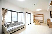 広々とした空間が広がり落ち着いた色合いのリビングです。窓が多く開放感があり風通しの良さも魅力的です。明るい日差しが差し込む空間です。