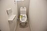 トイレ：清潔感のあるトイレ空間です。壁付けリモコンで操作も便利です。手洗い一体型で使いやすい仕様です。