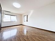 二面採光で室内が明るく開放感があります。ナチュラルな色合いのフローリングが落ち着いた雰囲気を演出します。
