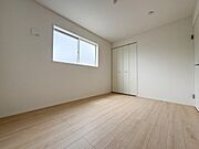 シンプルな内装の洋室です。明るいフローリングが空間をより広く感じさせます。大きめの窓から自然光がたっぷり入ります。