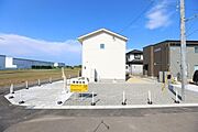 広々とした駐車スペースがあるので車の出し入れがしやすく複数台の利用も可能です。