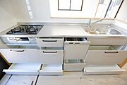 引き出しタイプの収納が設けられており整理しやすい空間。清潔感のある白を基調としたデザインが印象的です。