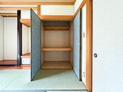 和室ならではの押入れ収納が備わっています。奥行きがありたっぷりとした収納スペースが特徴です。棚板もあり使い勝手に配慮されています。扉を閉めればすっきりとした印象になります。