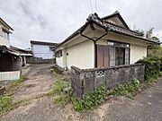 落ち着いた雰囲気の外観が魅力の住まいです。角地に位置し開放感を感じられます。広い敷地スペースが確保されているため様々な使い方が可能です。平屋造りのため利便性も高いです。