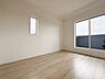 洋室：二面採光が可能な洋室です。明るさを感じられる空間でナチュラルな色合いのフローリングが特徴です。