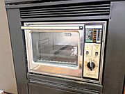 キッチンに備え付けられたオーブンは調理の幅を広げる便利な設備です。シンプルな操作パネルで使いやすさが感じられます。庫内も広く大きめのお料理にも対応できます。