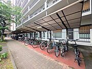 屋根付きの自転車置き場が設置されているため雨の日でも自転車が濡れにくいです。広々としたスペースで複数台の自転車をしっかりと駐輪できます。管理が行き届いており安心してご利用いただけます。