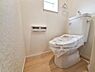 トイレ：明るいトイレ空間で清潔感のある内装が特徴です。窓付きで換気も良好です。床の色合いが落ち着きを感じさせます。