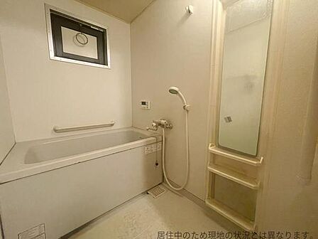 小窓が付いており、換気のできるお手入れのしやすいお風呂場です。浴室はゆったりしており1日の疲れを癒す空間を作り出しています。