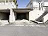 駐車場：敷地内に屋根付きの駐車場が設けられています。雨天時も車をしっかり保護できます。隣接の階段から住居へのアクセスも便利です。