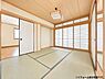 和室：障子から差し込むやわらかな光が印象的な和室です。襖を開けるとリビングと隣接し、開放的な空間を感じさせます。