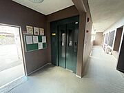 エレベーターの近くには掲示板があり情報の共有もできるスペースになっています。屋内廊下なので天気に左右されにくい設計◎