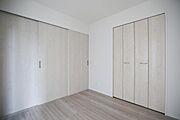 明るい色合いのフローリングと建具が洋室をすっきりとした印象にしています。壁面収納も備わっており室内が有効に使えます。清潔感のある内装で様々なインテリアに合わせやすい内観です。