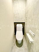【1階 トイレ】温水洗浄便座で快適にお使いいただけます。