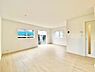 リビング/ダイニング：【ＬＤＫ18.5帖】お料理をしながらダイニングを見渡せるLDK。広々明るいリビングです。