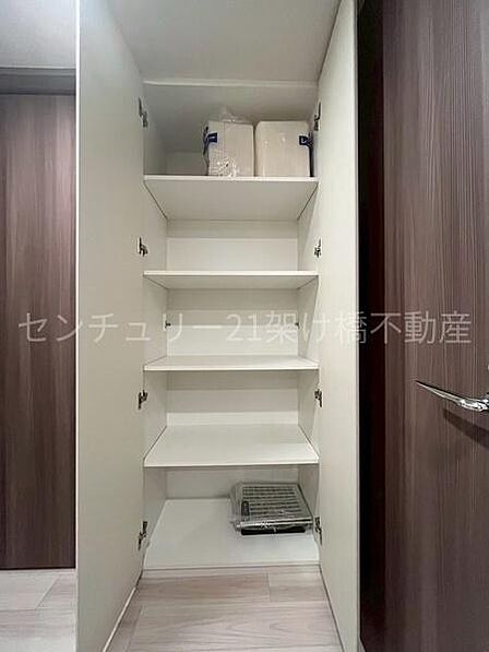 【物入】洗面室・トイレに近い物入は消耗品の収納に最適です◎