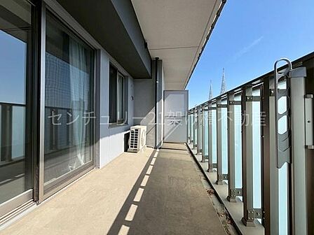 【バルコニー】奥行きのある南向きのバルコニーはお日様をたっぷり取り入れてくれます◎