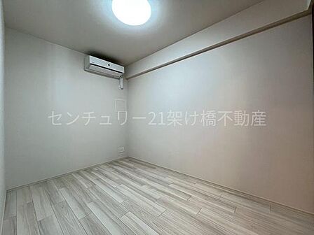 【洋室 約5帖】ウォークインクローゼット付きの洋室です♪
