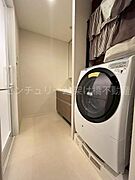 【洗面所】独立洗面台となっております。ストックなどを収納するのに便利な収納あり◎