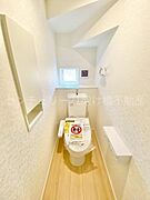 【1階 トイレ】温水洗浄便座で快適にお使いいただけます。
