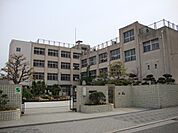 大阪市立佃中学校まで934m、佃中学校は、「自ら学ぶ意欲を育てる活力ある教育活動の推進」を教育目標としています。