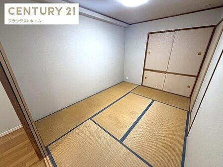 落ち着きのある和室は、来客用の客間としてはもちろん、小さなお子様の遊び場やお昼寝スペースとしても活用可能です。畳のやわらかな質感が心を和ませ、リビングと使い分けることで暮らしの幅が広がります。
