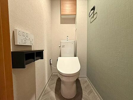 清潔感のあるトイレスペース。毎日使う場所だからこそ、落ち着いて利用できる空間になっています。シンプルで使いやすく、快適な生活をサポートしてくれる設備です。