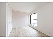 南に面した洋室は採光・通風に優れた心地よい空間になります♪子供部屋にも嬉しい全居室収納スペース♪建物価格1700万円、建物面積105ｍ2